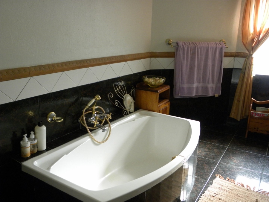 5 Bedroom Property for Sale in Wavecrest Eastern Cape